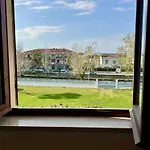 In A Διαμέρισμα *
